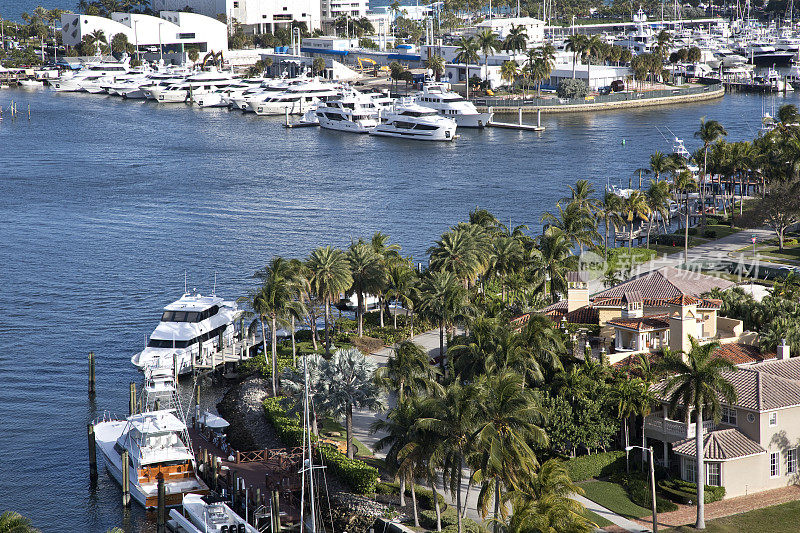 游艇，船，房子，沿着佛罗里达的近岸水道