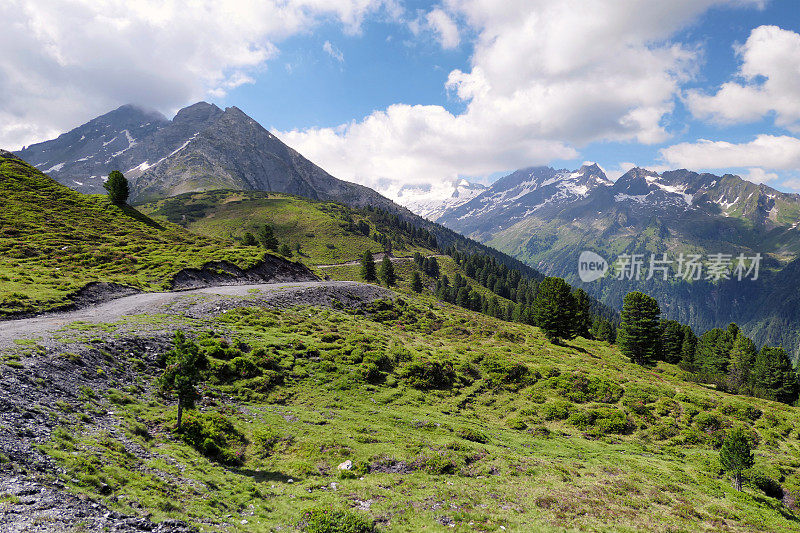 在奥地利泰洛的阿尔卑斯山徒步旅行。