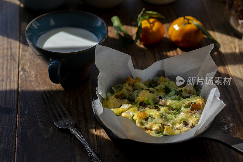 自制烤砂锅菜，配面包丁，蔬菜，鸡蛋和鸡肉