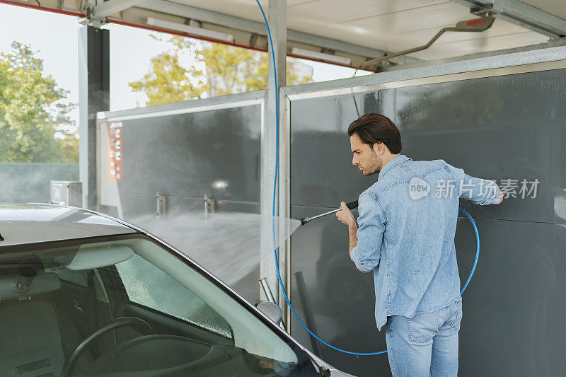 男人洗汽车