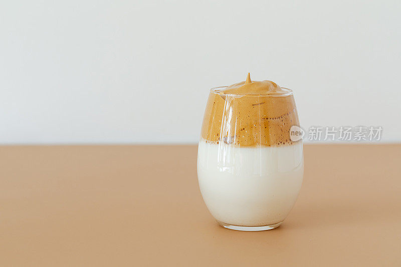 达尔戈纳咖啡灯光背景。用玻璃杯装的韩式冰咖啡