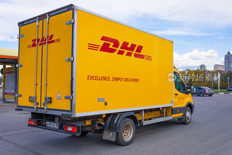 DHL全球快递公司的快递卡车在高速公路上行驶。2020年5月13日，俄罗斯圣彼得堡。