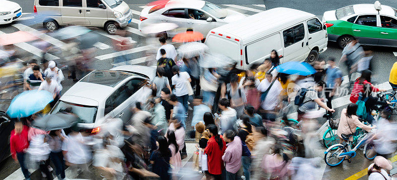 运动模糊了人行道上的人和汽车