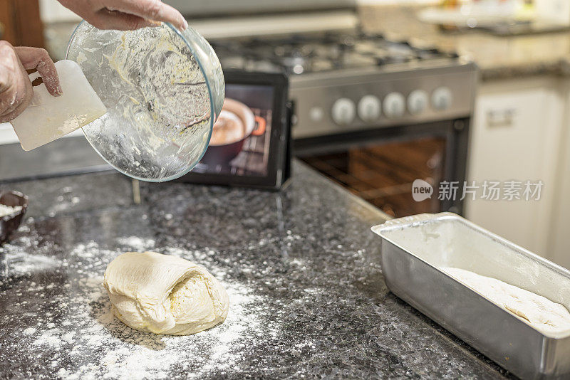 自制-学习如何用平板电脑上的视频制作面包面团