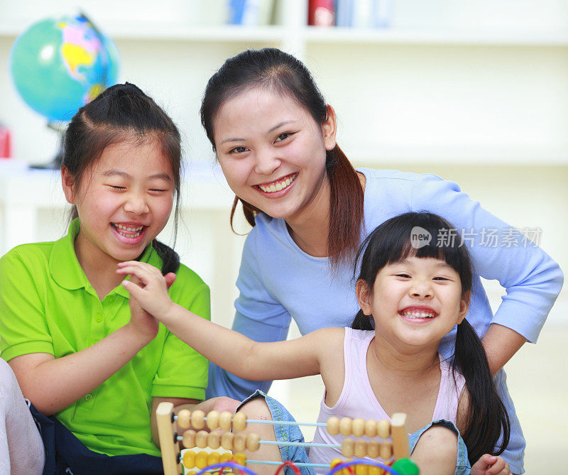 老师和孩子们一起在幼儿园