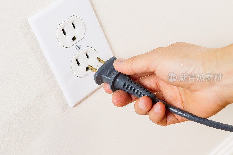 将电源线插座插入墙壁插座