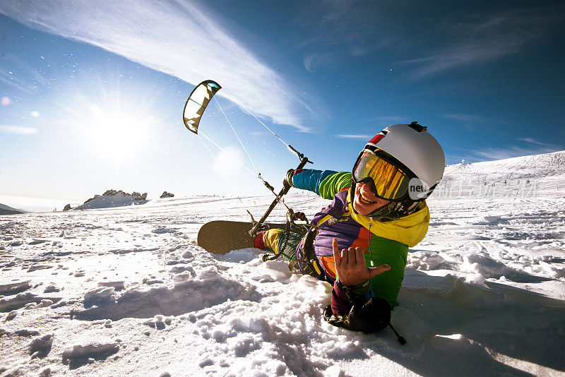 滑雪板跳伞蓝天背景下的山脉降雪