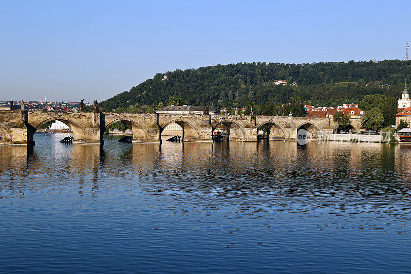 布拉格伏尔塔瓦河上的查理大桥