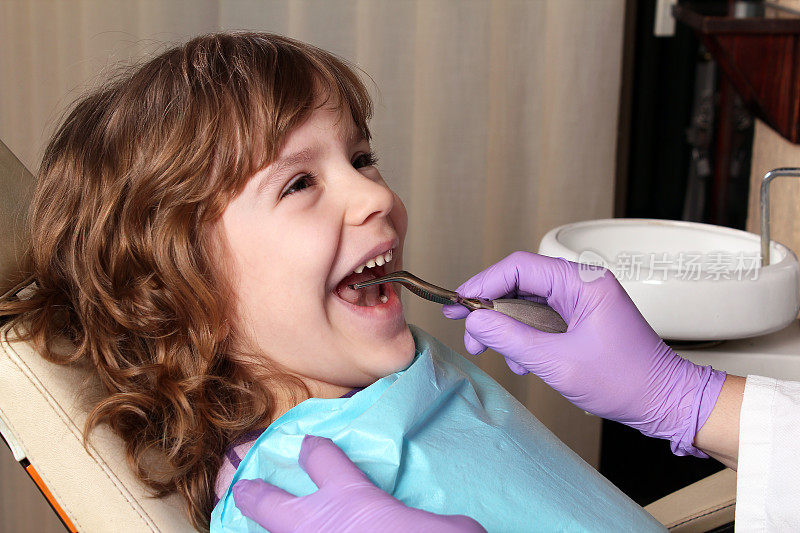 儿童病人在看牙医