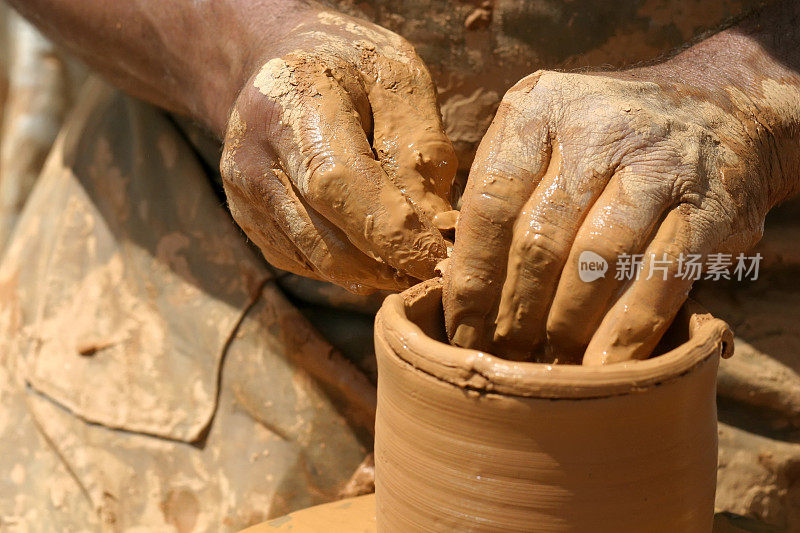 陶工在陶工轮上塑造粘土