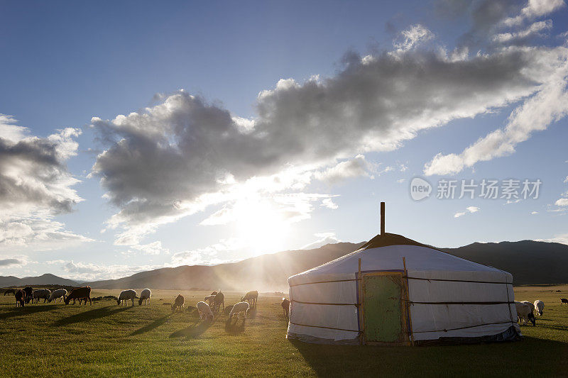 蒙古包里的黎明。蒙古