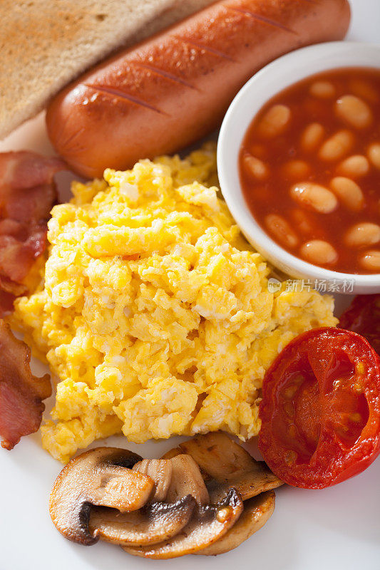 全英式早餐，有炒蛋，培根，香肠，豆子