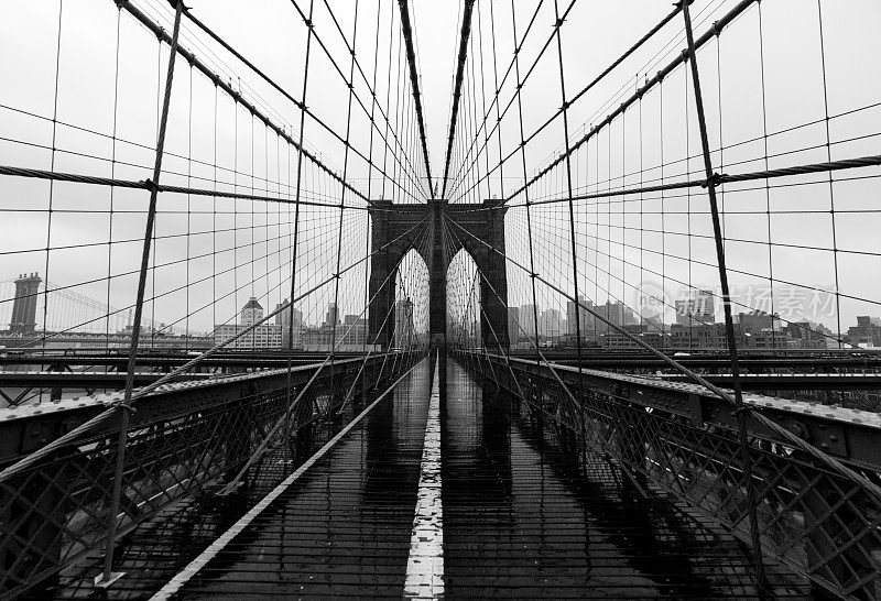 下雨的布鲁克林大桥的照片宽角纽约市
