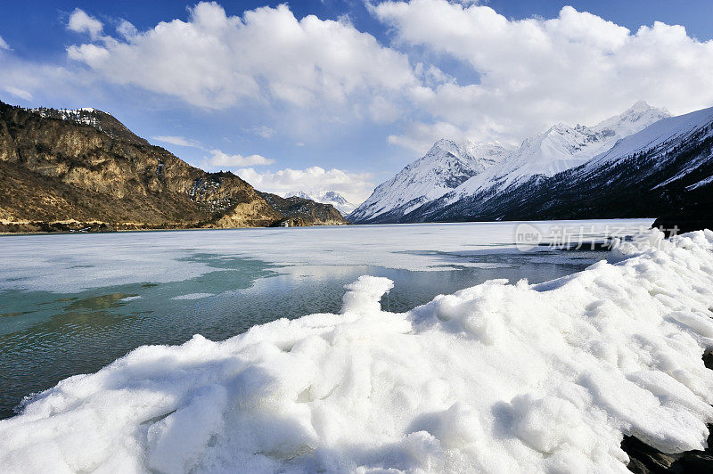 西藏的湖泊和雪山