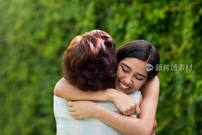 孙女在公园里拥抱奶奶