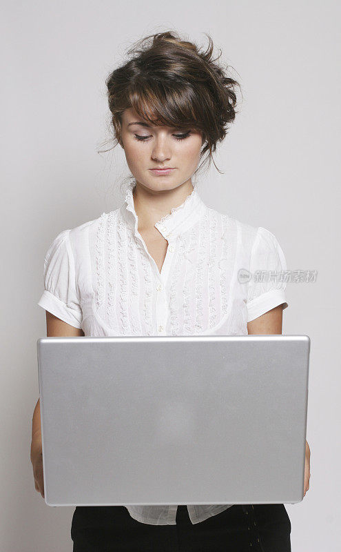 女商人低头看笔记本电脑