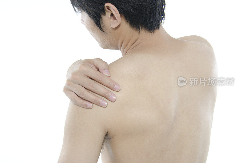 年轻人的肩膀剧烈疼痛。