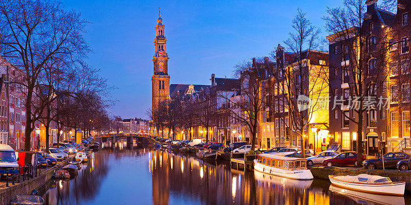 阿姆斯特丹运河，荷兰和Westerkerk的夜晚