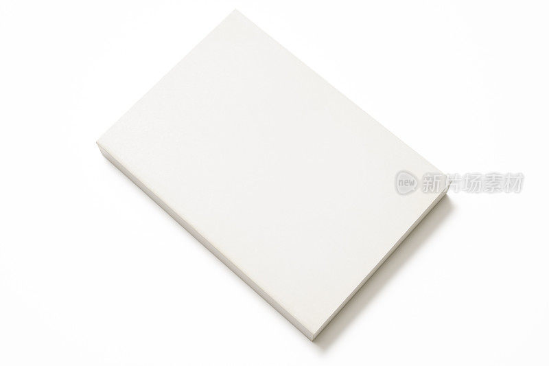 在白色背景上封闭的白色空白书的孤立镜头