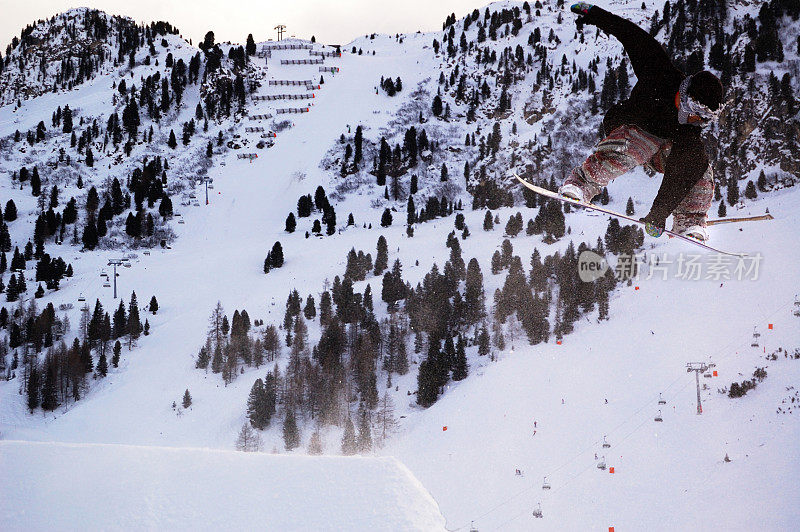 年轻的滑雪跳跃