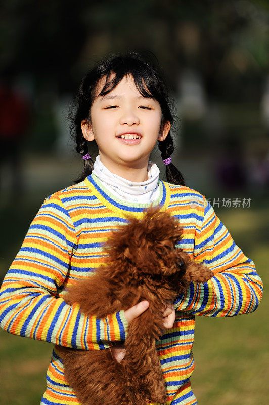 亚洲小孩和狗玩