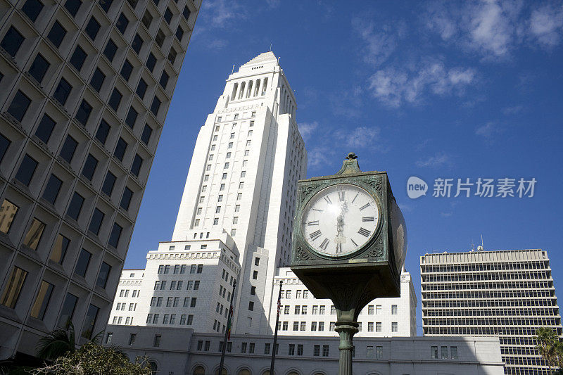 洛杉矶市中心的市政厅和时钟