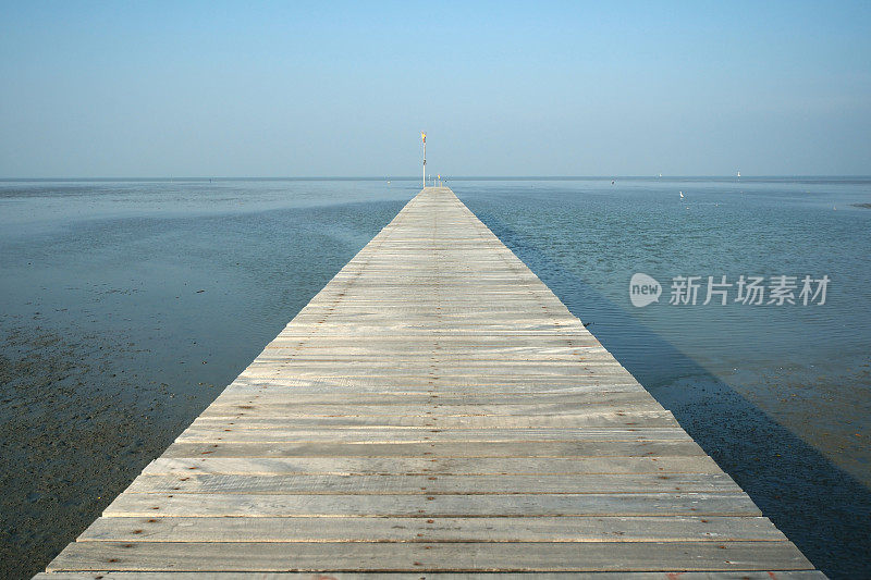 海边的木头码头