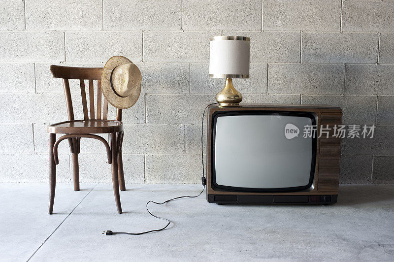 椅子，帽子，灯和旧电视