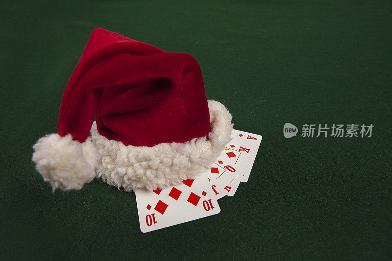 创意圣诞明信片-圣诞老人的帽子和扑克牌