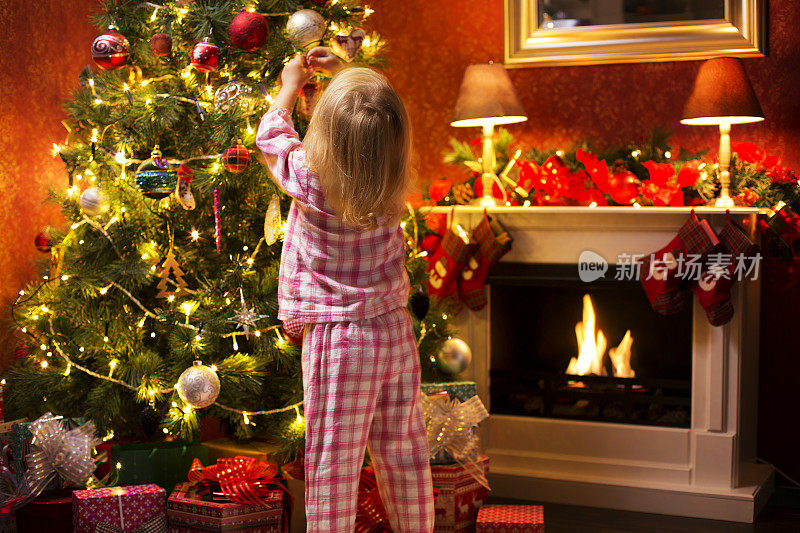 用礼物和壁炉装饰圣诞树