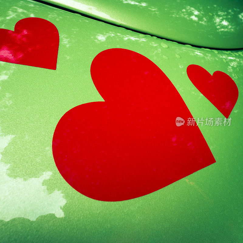 绿色汽车上的心形贴纸