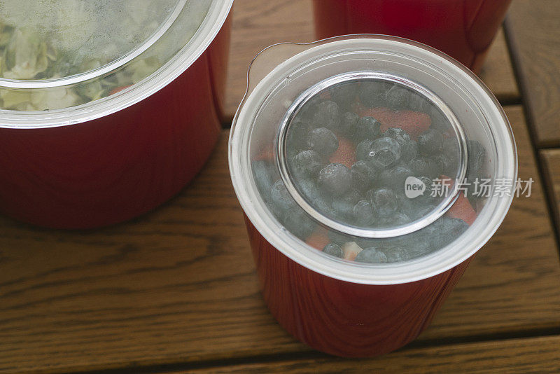新鲜采摘的蓝莓和草莓放在一个容器里