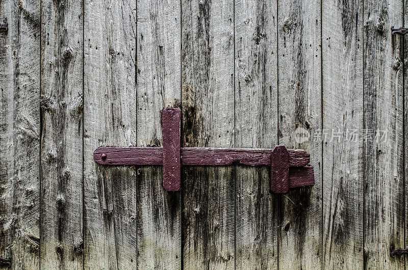 靠近谷仓关闭的木制机械