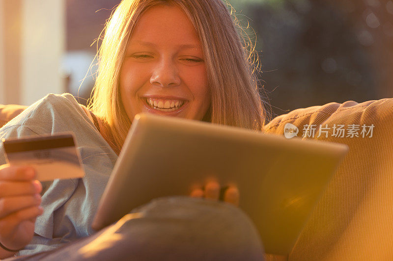 用平板电脑和信用卡购物的女人