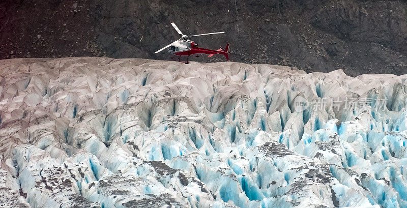 乘坐直升机游览门登霍尔冰川