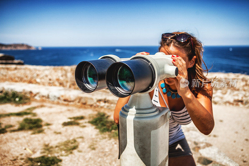 女人用双筒望远镜