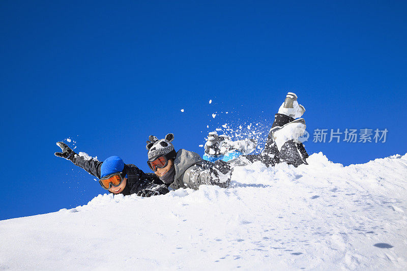 冬季运动玩少年男孩和女孩滑雪者享受