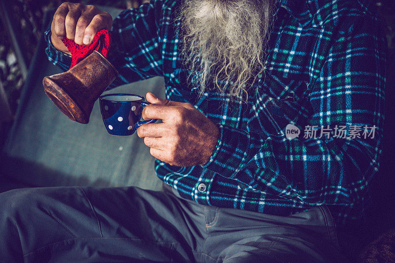 户外一个长胡子老人的肖像