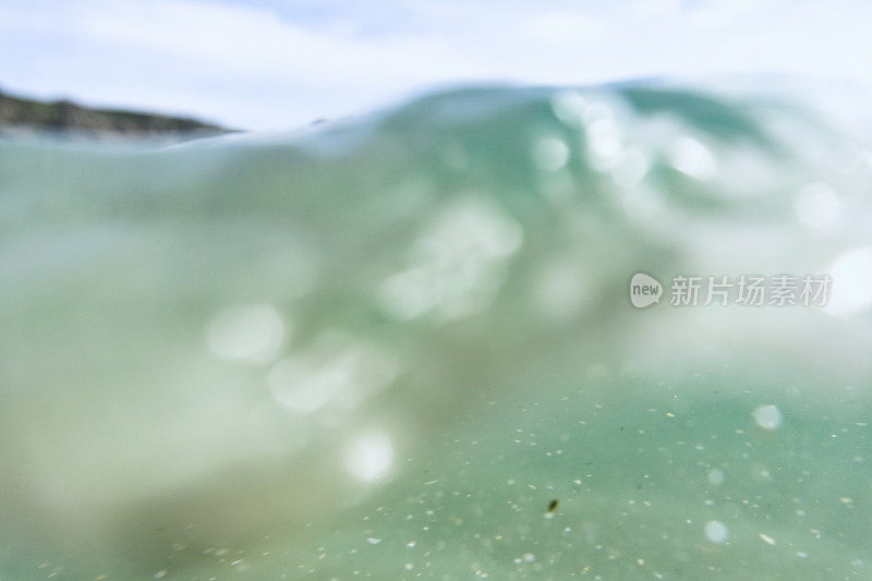 离焦的水下波浪溅过摄像机，康沃尔