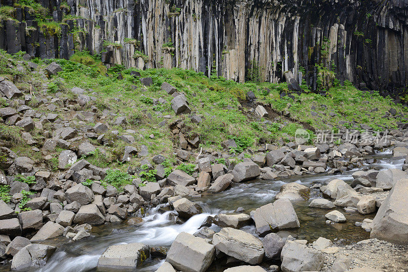 斯瓦提福斯的小溪和六角形玄武岩柱墙