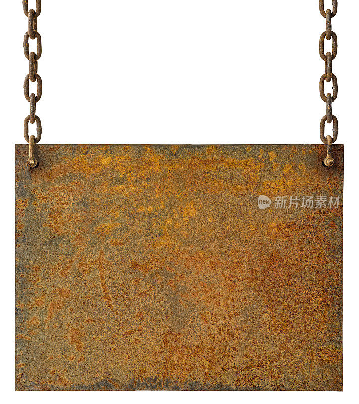 陈旧生锈的金属板背景由陈旧生锈的链条挂起，形象具有很多纹理特征。孤立的白色，剪辑路径包括。