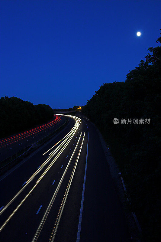 夜间高速公路