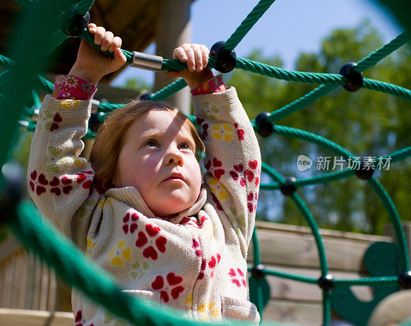 小女孩聚精会神，抱得紧紧的