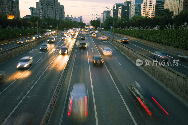 多车道高速公路夜间高峰时段的交通状况