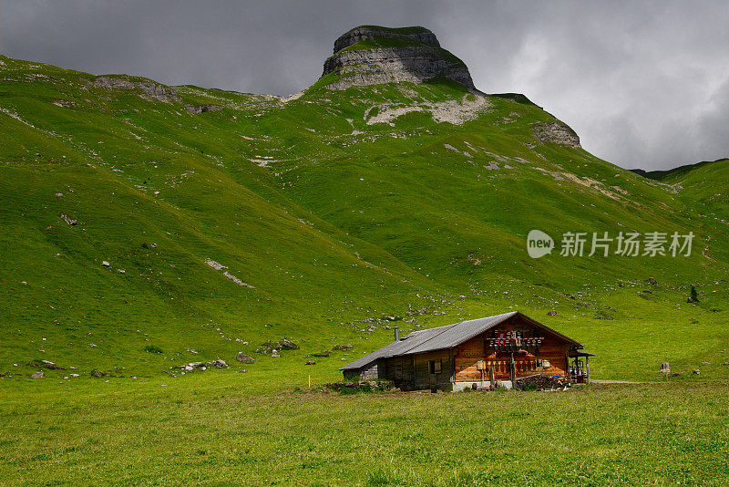 高山的小木屋