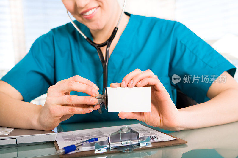 微笑的护士在看一张名片