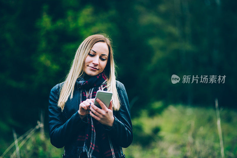 女孩在森林里打电话