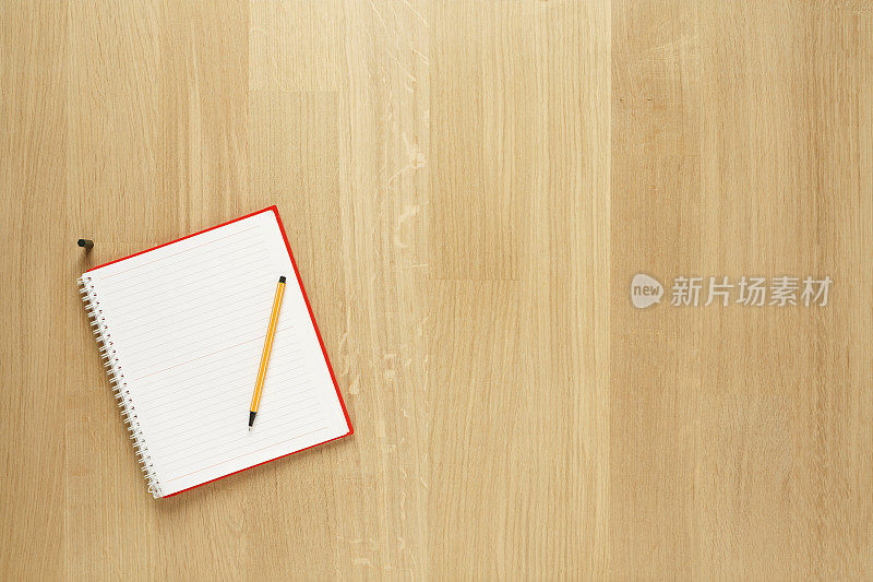空白记事本和铅笔在旧木头桌子的背景