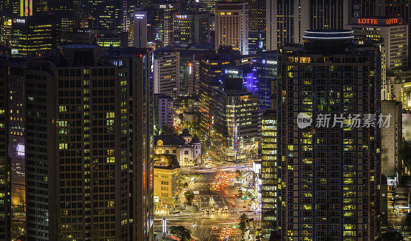 韩国首尔的霓虹夜景、摩天大楼、高速公路交通、未来主义的市中心景观