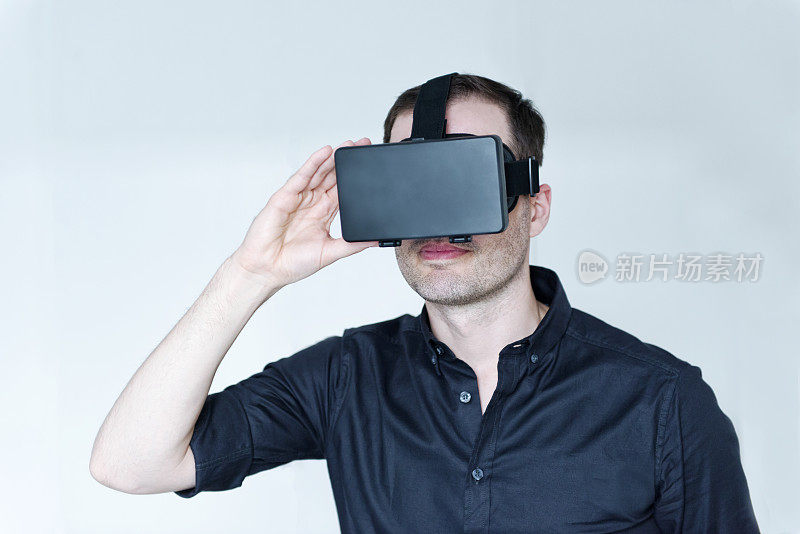 商人在虚拟现实显示器上观看内容